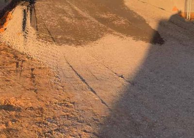 Talud y plataforma de zahorra compactada al atardecer