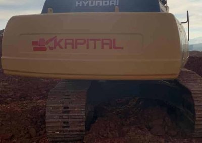 Excavadora de orugas Kapital vista trasera sobre terraplén