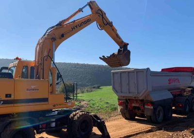 Excavadora Hyundai cargando a un camión volquete en obra